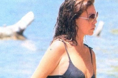 Η Βάνα Μπάρμπα τόπλες στην παραλία (photos)