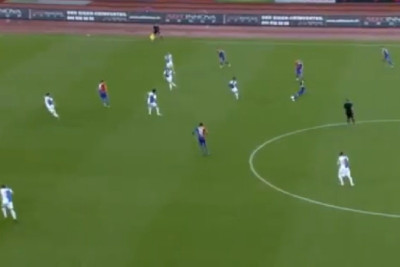 Το «κάρφωσε» από τα 40 μέτρα! (video)