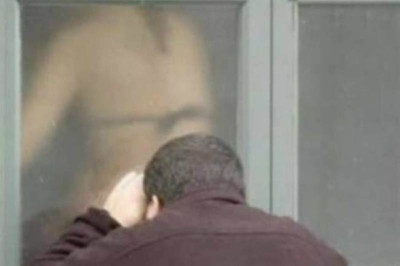 Κρεμάστηκε στο μπαλκόνι για να πάρει... μάτι!