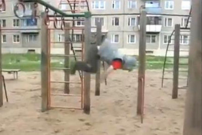 Άσχημη πτώση στην παιδική χαρά; Όχι, απλά Parkour από έναν 6χρονο!