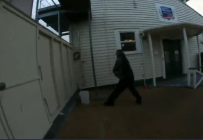 Τρελή επίθεση σεκιουριτά σε skateboarders (Video)