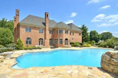 Πουλάει το… φτωχόσπιτό του ο Αρίνας (photos)