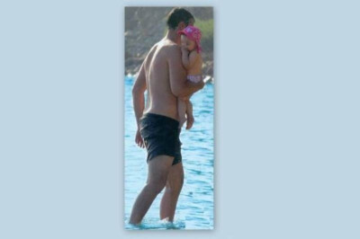 Ποιος Έλληνας μπαμπάς κρατάει με τόση τρυφερότητα την κόρη του;