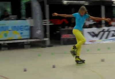 Βίντεο: Αυτή η κοπέλα χορεύει με πατίνια!