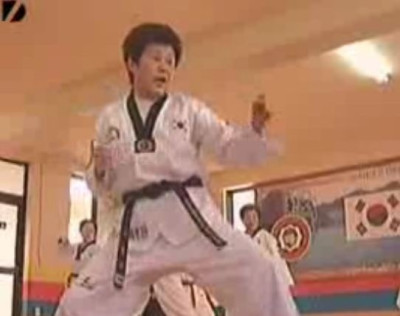 Βίντεο: Αυτή η γιαγιά κυριολεκτικά τα... σπάει