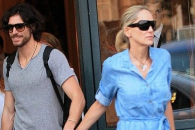 Ποια Susan Sarandon, Sharon Stone χέρι-χέρι με το toyboy!