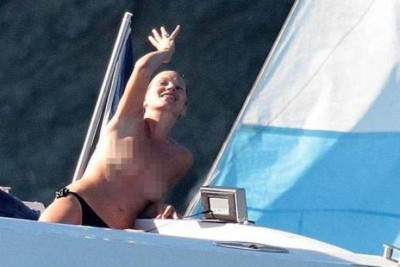 Η Kate Moss topless! (photos)
