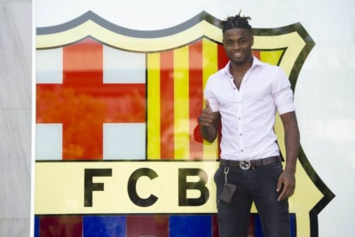 Καρέ-καρέ ο Σονγκ δίπλα στο σήμα της Μπαρτσελόνα