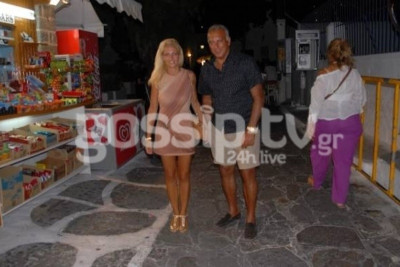 Γκάλης: Βόλτα με την σύζυγό του στα σοκάκια της Μυκόνου