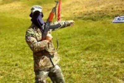 Πυροβολούν με καλάσνικοφ την ελληνική σημαία