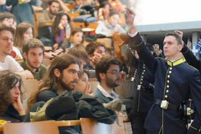 Στα ύψη Στρατιωτικές σχολές, Παιδαγωγικό και Νομική