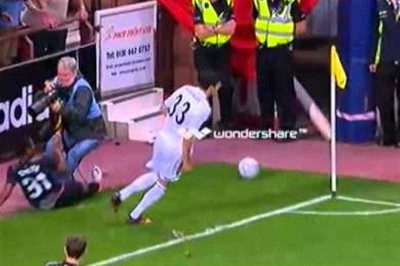 Τρικλοποδιά σε κάμεραμαν από τον Στέρλινγκ της Λίβερπουλ! (video)