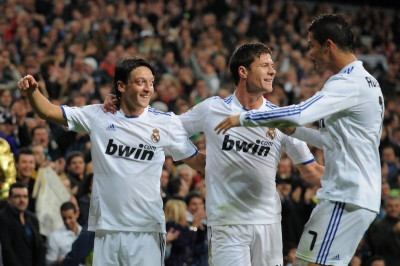 Η πάσα-ακριβείας 80 μέτρων Αλόνσο σε Οζίλ με Μπαρτσελόνα (video)