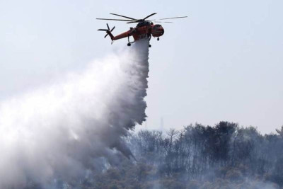 Απειλούνται οικισμοί από τη φωτιά στην Εύβοια