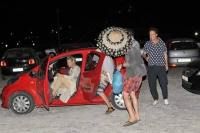 Διάσημος σχεδιαστής μόδας κρύβεται πίσω από την ομπρέλα