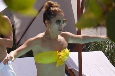 H Jennifer Lopez στην πισίνα (pics)
