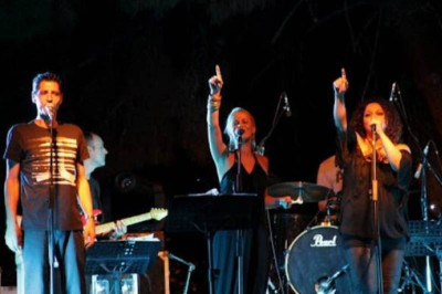 Η Μπουλέ σε φιλανθρωπική συναυλία με το συγκρότημα «Τρίφωνο»