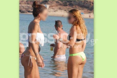 Συγκρίνουν τα τατουάζ τους στην παραλία