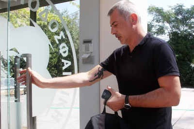 Συνάντηση Μώραλη με τους φωτορεπόρτερ