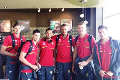 Στα Starbucks ο Μιραλάς