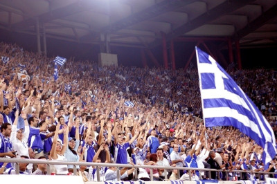 Οι «γαλανόλευκες» πρεμιέρες, μέσα στο… σπίτι!