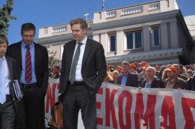 Σαρωτικές αλλαγές σε εργασιακά και ασφαλιστικό ζητά η τρόικα