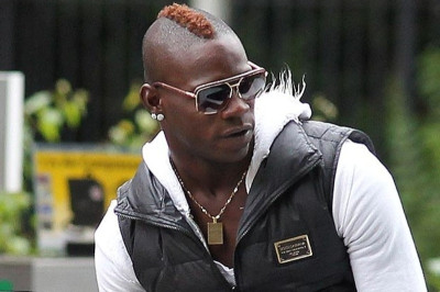 Μπαλοτέλι: Έβαψε κόκκινο το μαλλί του! (photos)