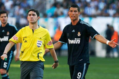 Ψάχνοντας τη σφυρίχτρα (video)