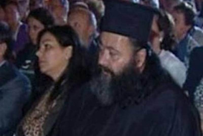 Έκαναν τραγούδι την... αδίστακτη παπαδιά (video)