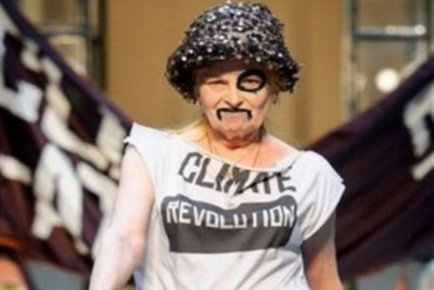 Η εμφάνιση σοκ της Vivienne Westwood στην εβδομάδα μόδας του Λονδίνου και όχι μόνο!