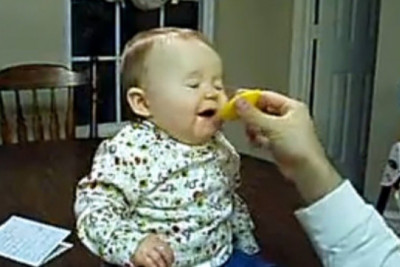 Μωρό τρώει λεμόνι! Δείτε πώς αντιδρά!