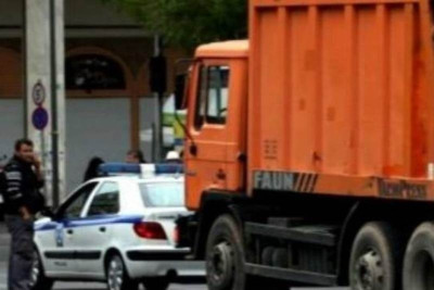 Χτύπησε με απορριμματοφόρο έξι αστυνομικούς και έγινε... καπνός
