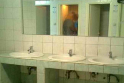 Αγοραίος έρωτας σε δημόσιες τουαλέτες (photo)