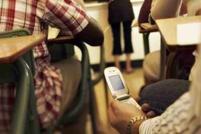 Τέλος τα κινητά τηλέφωνα στα σχολεία