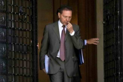 Αυτόματες μειώσεις στους μισθούς αν αποτύχουν τα μέτρα