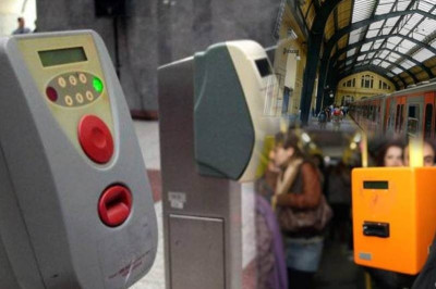 Ένας στους δύο επιβάτες δίνει το εισιτήριό του στον επόμενο