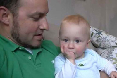 Ο μπαμπάς κάνει γκριμάτσες και το μωρό γελάει υστερικά!