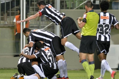 Brasileiro: «Λύγισε» ο  Ροναλντίνιο (videos)