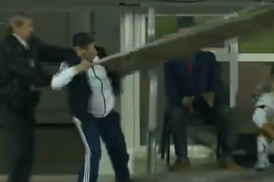 Προπονητής πέταξε... φορείο στο γήπεδο (video)