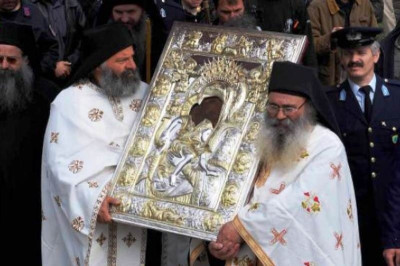 Μεγαλειώδης υποδοχή του «Άξιον Εστί» στη Θεσσαλονίκη