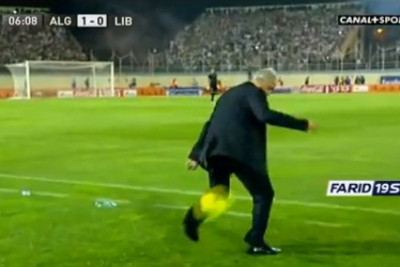 Απίστευτη πάσα-τακουνάκι από προπονητή! (video)