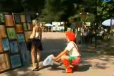 Κορίτσια; Φυσάει και ο κλόουν γελάει! (video)