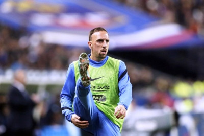 Το «σκαμπίλισμα» του Ριμπερί στον... πισινό συμπαίκτη του (video)!