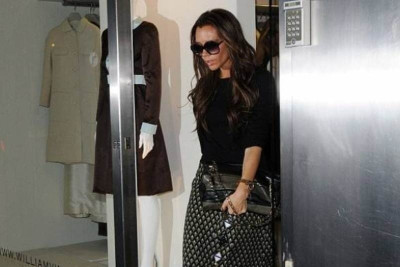 Να γιατί η Victoria Beckham φοράει γυαλιά ακόμα και το βράδυ! Οι μαύροι κύκλοι φταίνε για όλα!