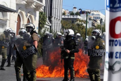 Μολότοφ και χημικά στο Σύνταγμα