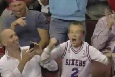 Σίξερς: Τρελάθηκε ο πιτσιρίκος! (video)