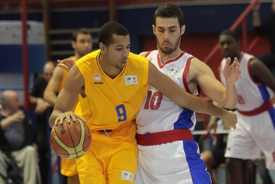 Περιστέρι: Χαλαρά ο Τζόουνς, διάστρεμμα ο Μάντζαρης