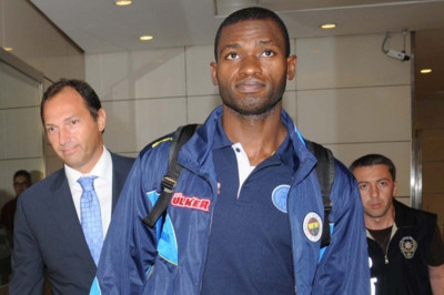 Σάτο: «Έχουν πρόβλημα με τους Αφρικανούς»