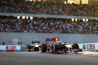 Φέτελ: Τα… εκατοστίζει