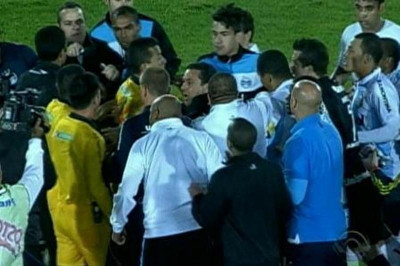 Κλώτσησε τον διαιτητή ο Ελάνο! (video)